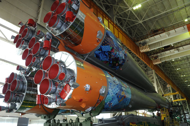 Integración del vehículo de lanzamiento Soyuz-FG y traslado a la plataforma Gagarin. (Créditos: RKK Energia)