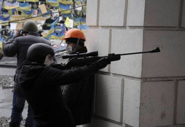 Un opositor a Yanukovich apunta con un rifle de francotirador durante las protestas en Maidán. Foto: Maks Levin/REUTERS.