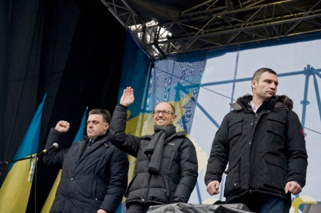 Oleh Tyahnybok, Arseniy Yatsenyuk y Vitali Klitschko durante una demostración en Kiev © Julia Kochetova/Demotix/Corbis.