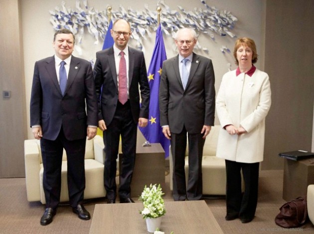 Durão Barroso, Arseniy Yatsenyuk, Herman Van Rompuy y Catherine Ashton en una reunión en Bruselas. © Xinhua Press/Corbis