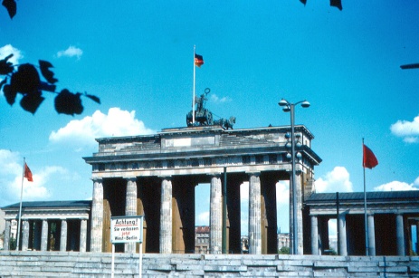 En la imagen se puede ver la Puerta de Brandeburgo con la bandera de la RDA en en la parte superior del monumento. Las otras dos banderas son las de la Unión Soviética. Berlín, RFA, 15 de agosto de 1963. Foto: Roger Wollstadt/Flickr.